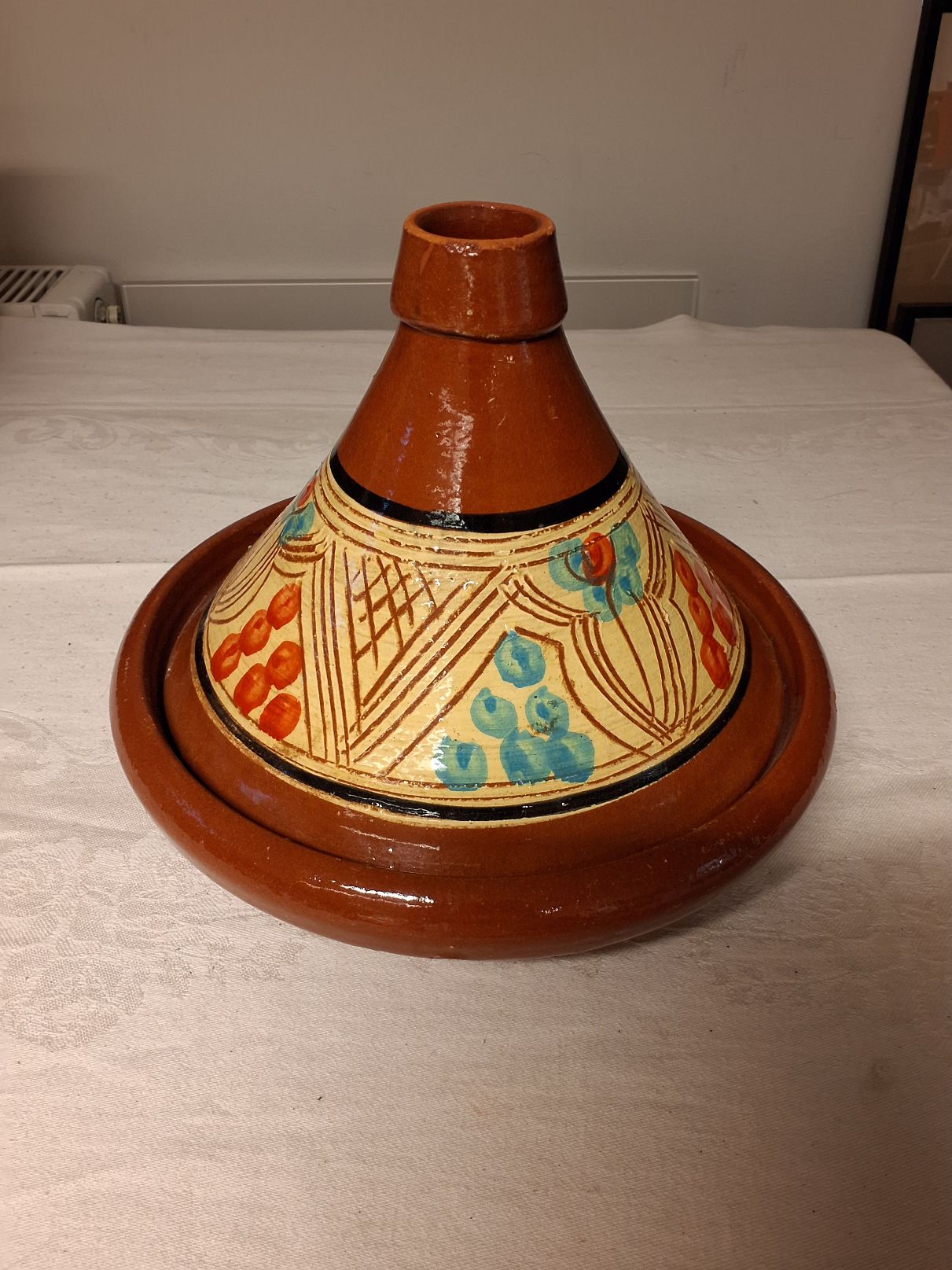 Terracota tagine med farverigt håndmalet motiv